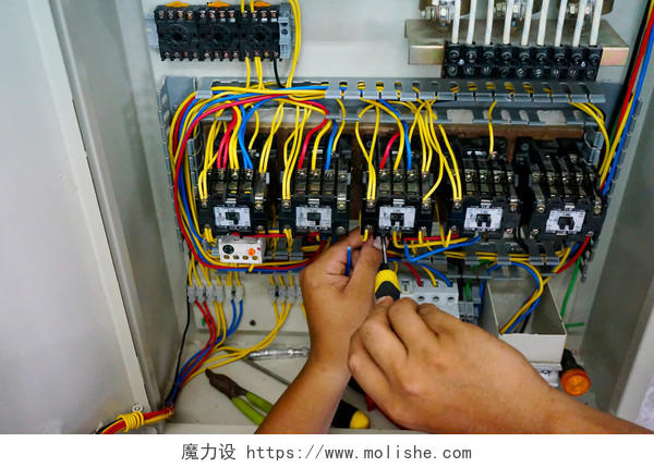 电机控制板接触器接线工作的工作人员办公的场景